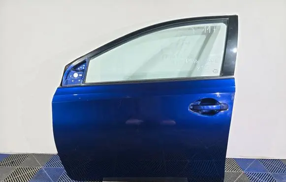 Toyota Auris E180 Front door