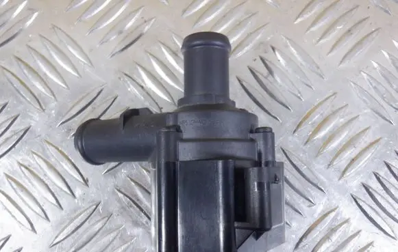 Audi Q5 SQ5 Engine coolant pipe/hose 06H121601J