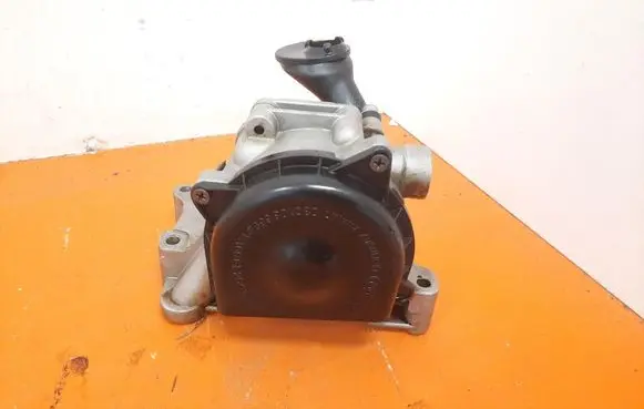 Volkswagen Golf IV Oil pump 03C103669