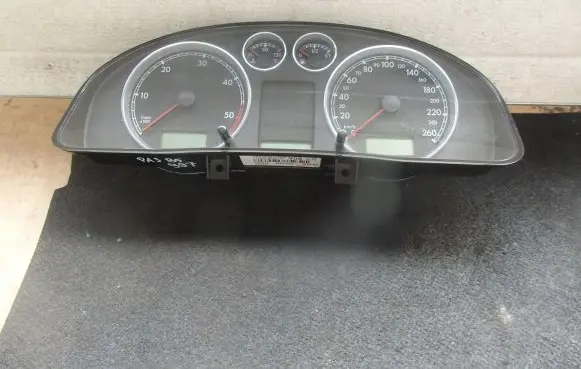 Volkswagen PASSAT B5.5 Speedometer (instrument cluster) 3B0920807G