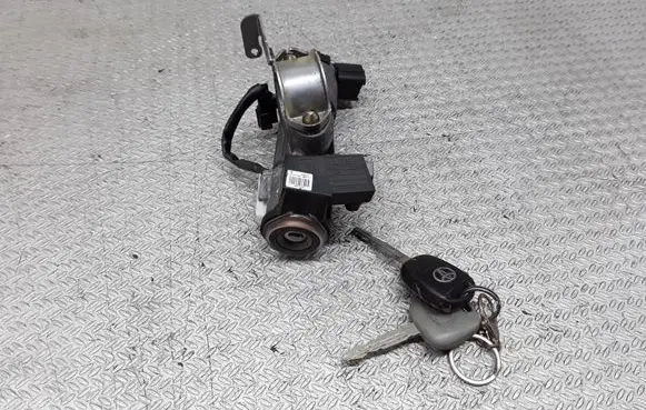 Toyota Avensis T250 Ignition lock 736661A N0501517