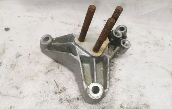 Volvo S40, V40 Engine mount bracket MR290428