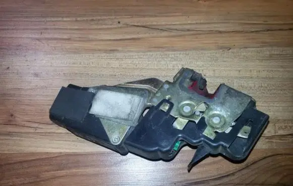 Mitsubishi Carisma Front door lock
