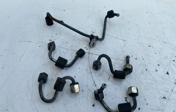 Volkswagen Golf VII Fuel injector supply line/pipe 