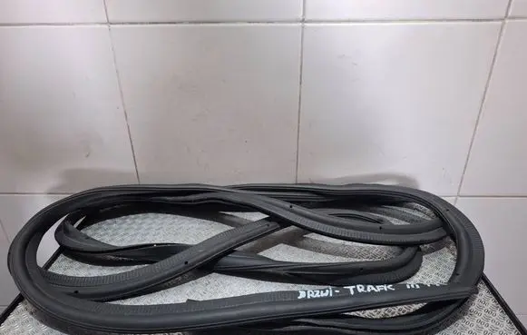 Renault Trafic III (X82) Rear door rubber seal (on body) 