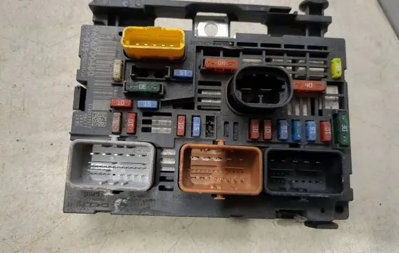 Peugeot Partner Fuse module 9666700480