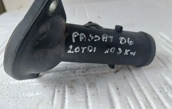 Volkswagen PASSAT B6 Engine coolant pipe/hose 03G121121D