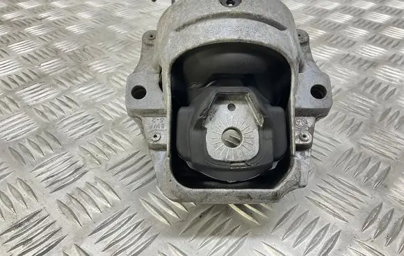 Engine mount bracket