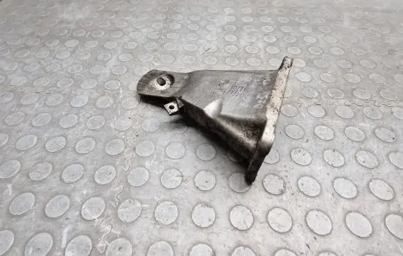 BMW 5 E60 E61 Engine mounting bracket 6761150