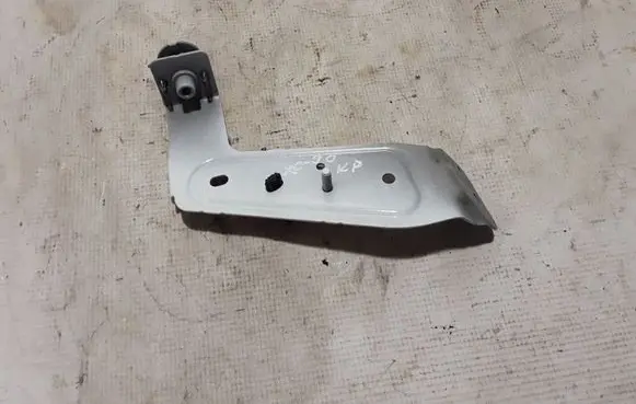 Volvo XC90 Fender mounting bracket 31371008