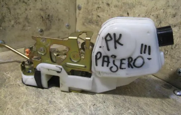 Mitsubishi Pajero Sport I Front door lock