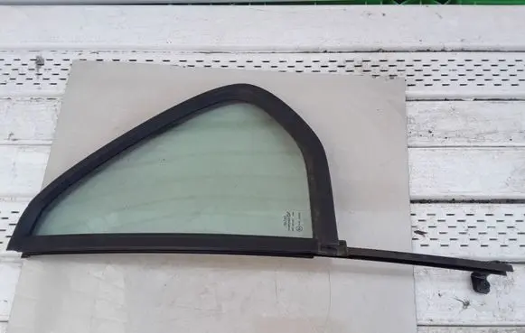 Opel Frontera B Rear vent window glass E643R00082