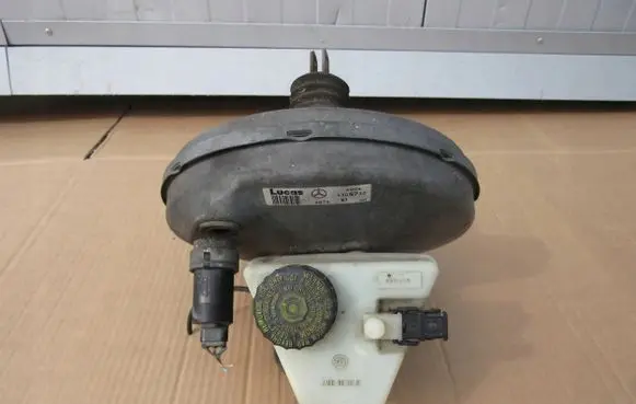 Mercedes-Benz C W202 Master brake cylinder A2024300302