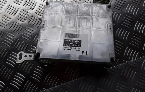 Toyota Corolla Verso AR10 Engine control unit/module 896610F010 MB1758006463
