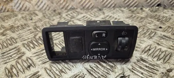 Toyota Avensis T250 Wing mirror switch 183574