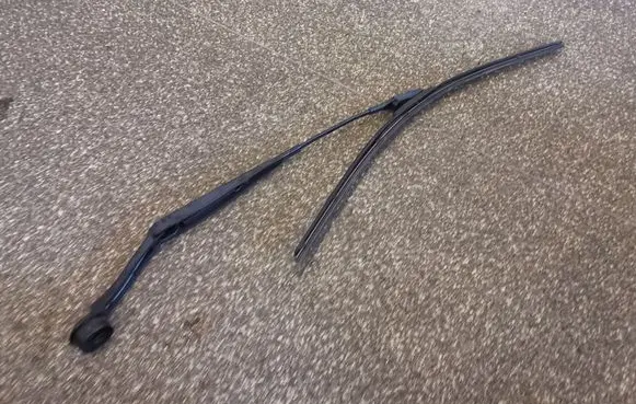 Ford Fusion II Front wiper blade arm