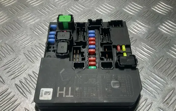 Nissan Juke I F15 Fuse module 284B71TX2A