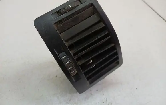 Skoda Octavia Mk2 (1Z) Dash center air vent grill 1Z0819701