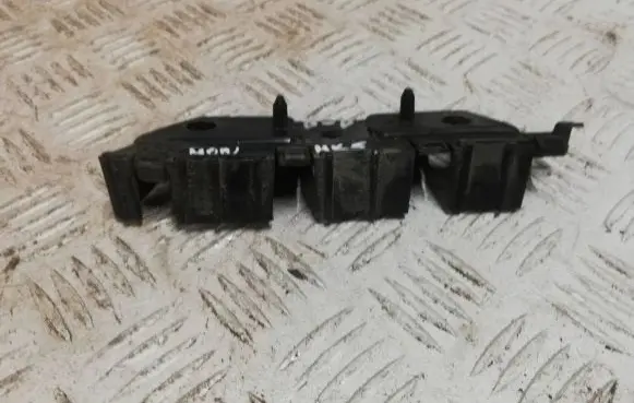 Front bumper mounting bracket