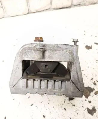 Volkswagen Golf Plus Engine mount bracket