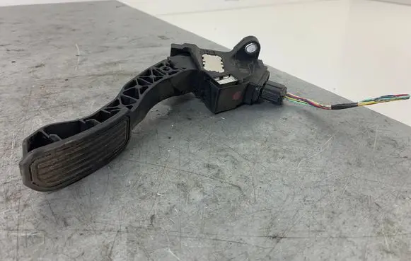 Toyota Avensis T270 Accelerator throttle pedal 7811002022