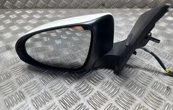 Toyota Auris E180 Front door electric wing mirror