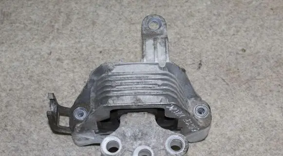 Chevrolet Cruze Engine mount bracket 13294212