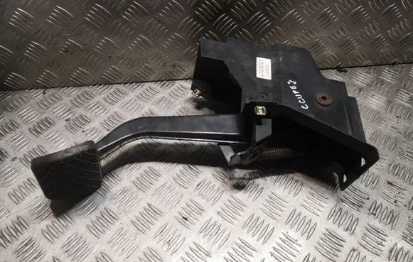 Mercedes-Benz C W203 Brake pedal 2032900401 A2032900401