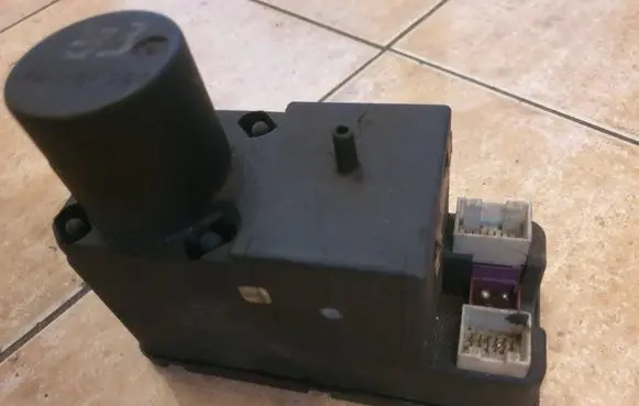 Audi A6 S6 C4 4A Central locking vacuum pump 4A0862257J