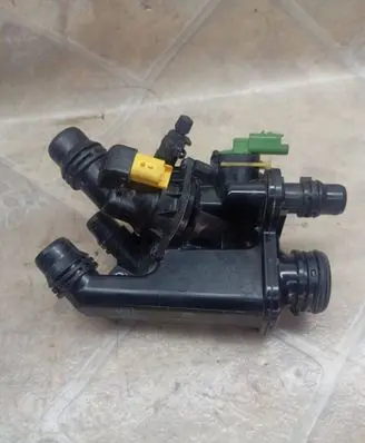 Peugeot 3008 II Thermostat/thermostat housing 9827818480