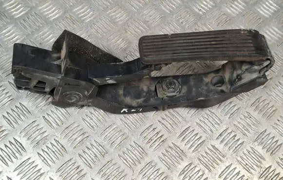 Mercedes-Benz E W211 Accelerator throttle pedal A2113000604