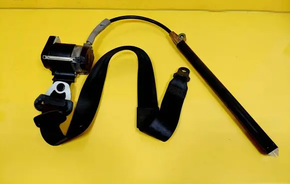 Volkswagen PASSAT B4 Front seatbelt 3A0857706A