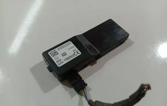 Opel Astra J Antenna control unit DL32044Z007301J6