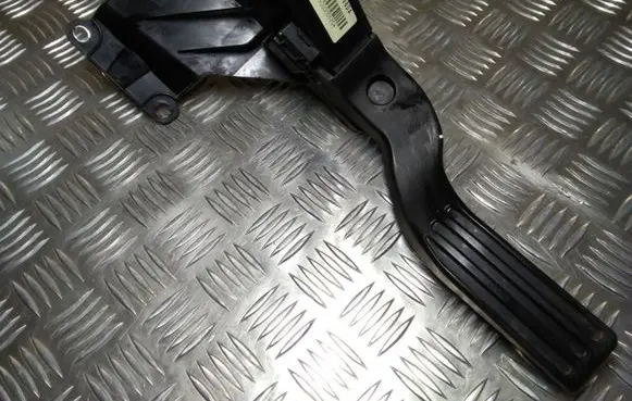 Ford Mondeo Mk III Accelerator throttle pedal 2S719F836DA