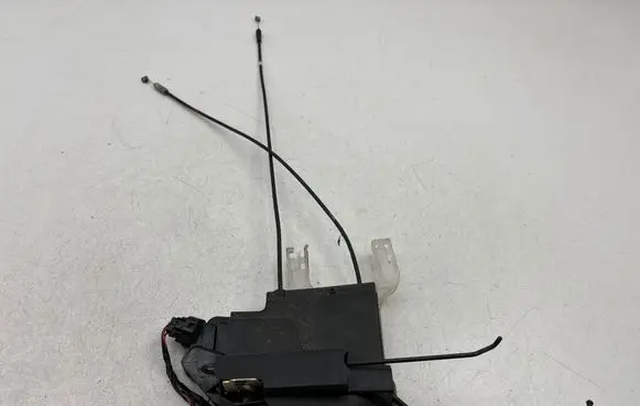 Hyundai Tucson JM Front door lock