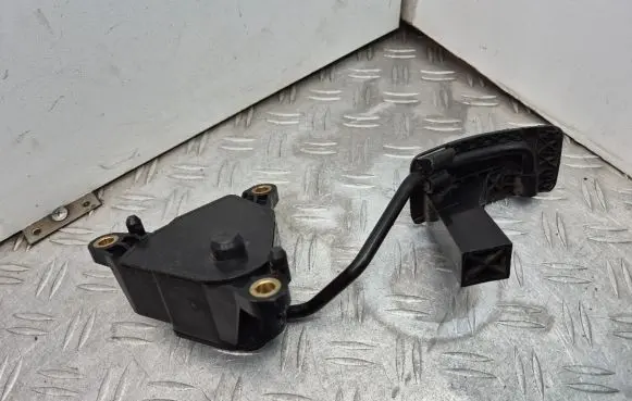 Nissan X-Trail T31 Accelerator throttle pedal 18002JG40B