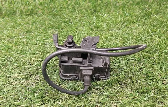 Volkswagen Jetta VI Fuel tank cap lock motor 5C6810773B