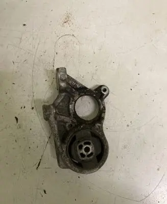 Peugeot 308 Engine mount bracket 81090780