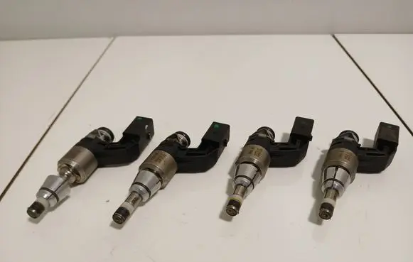 Volkswagen PASSAT B7 Fuel injector 03C906036J