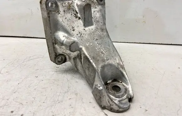 Mercedes-Benz E W124 Engine mounting bracket A6032233804 6032233804