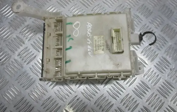 Toyota Auris 150 Fuse box set 8273002120
