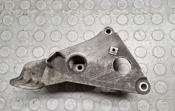 BMW 5 E60 E61 Engine mounting bracket 6777053