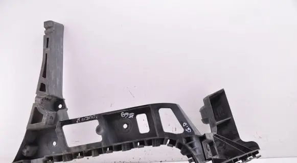 Rear bumper mounting bracket