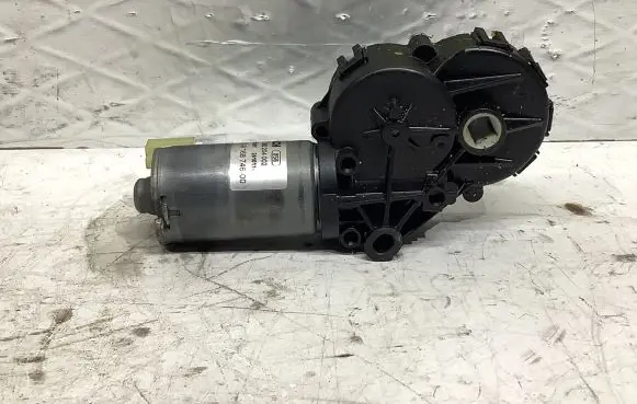 BMW 5 F10 F11 Seat adjustment motor 9168746 0390204002