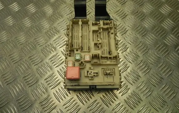 Toyota Avensis T270 Fuse box set 8273005K00 K806