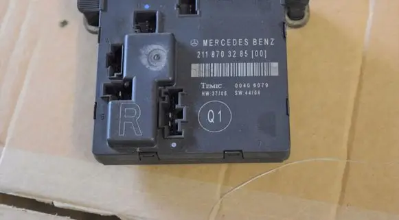 Mercedes-Benz E W211 Door control unit/module 2118703285