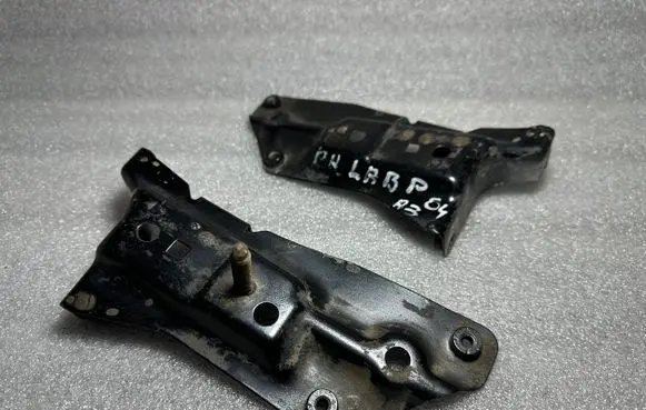 Audi A4 S4 B5 8D Front splash guards bracket 8P0821136 8P0821135
