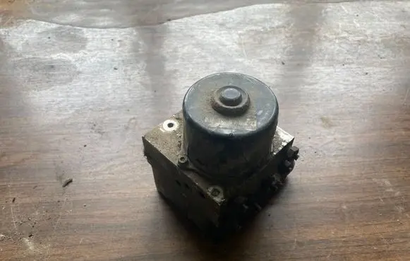 Volkswagen Golf III ABS Pump
