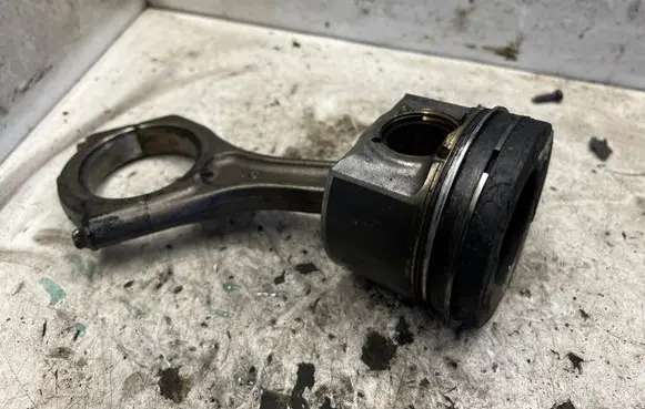 Subaru Outback Piston with connecting rod