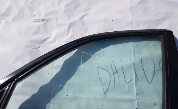 Honda CR-V Front door window glass four-door